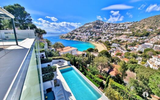 Villa de luxe exceptionnelle avec vue imprenable sur la mer, à seulement 200 mètres de la plage